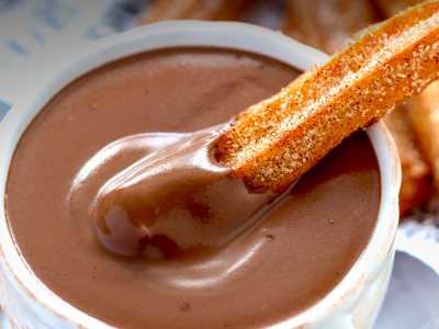 Il primo � un bastoncino di pastella ricoperto di zucchero che viene immerso nella cioccolata calda